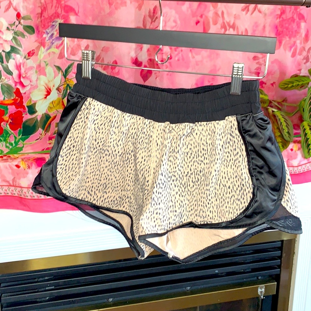 🐾🐆LULULEMON speed up low rise lined shorts
